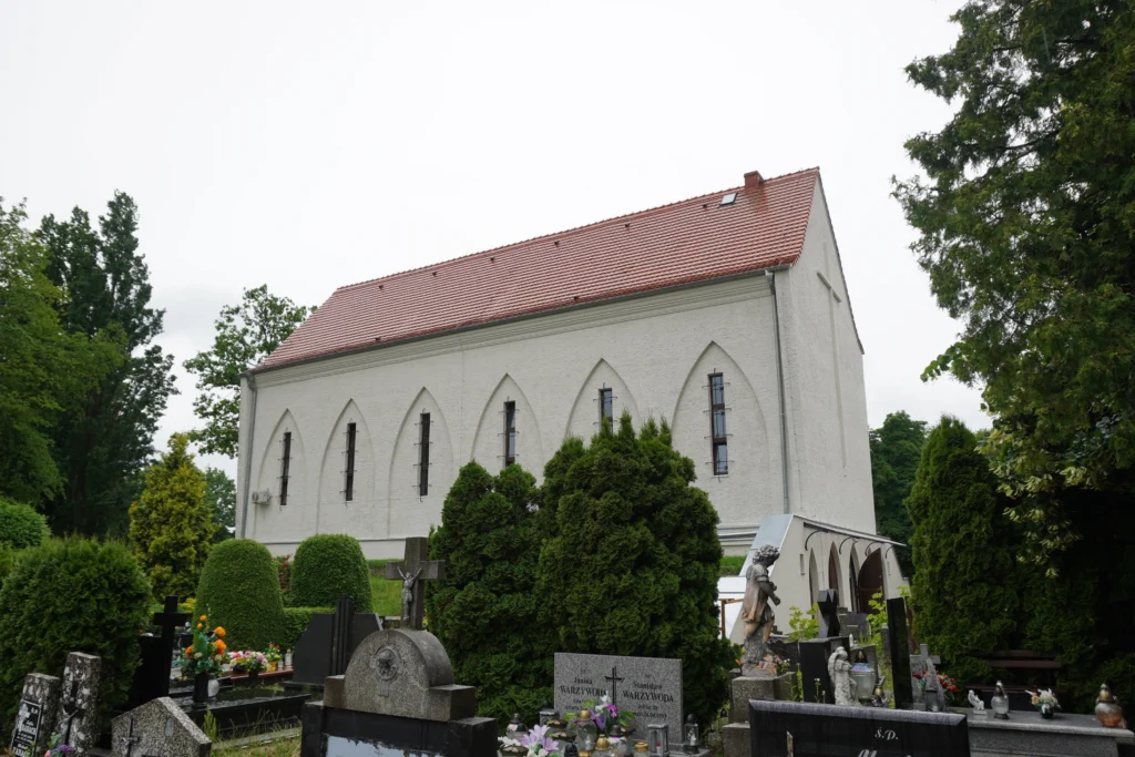 cmentarz obok kościoła