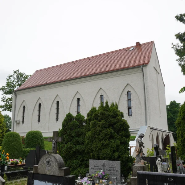 cmentarz obok kościoła